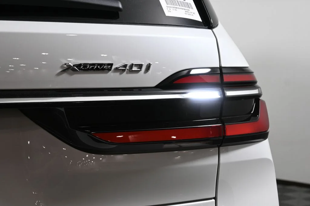 Used 2027 White BMW xDrive40i image 13