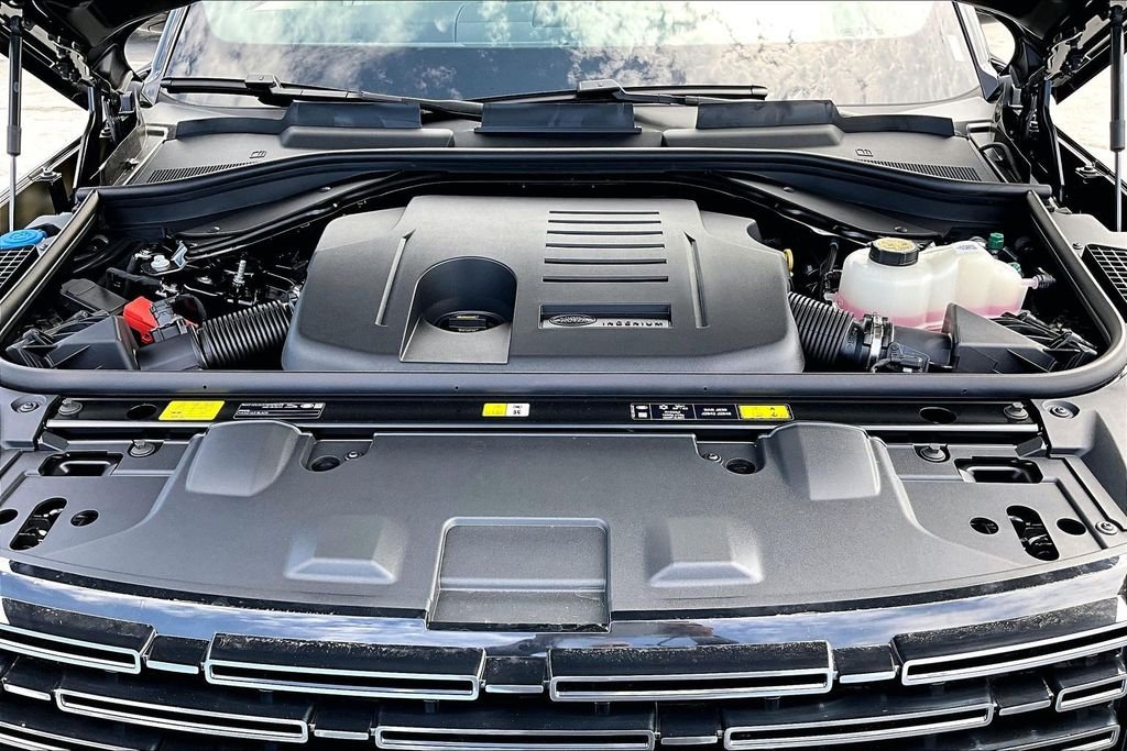 New 2026 SANTORINI BLACK Land Rover SE 7 Seats image 13