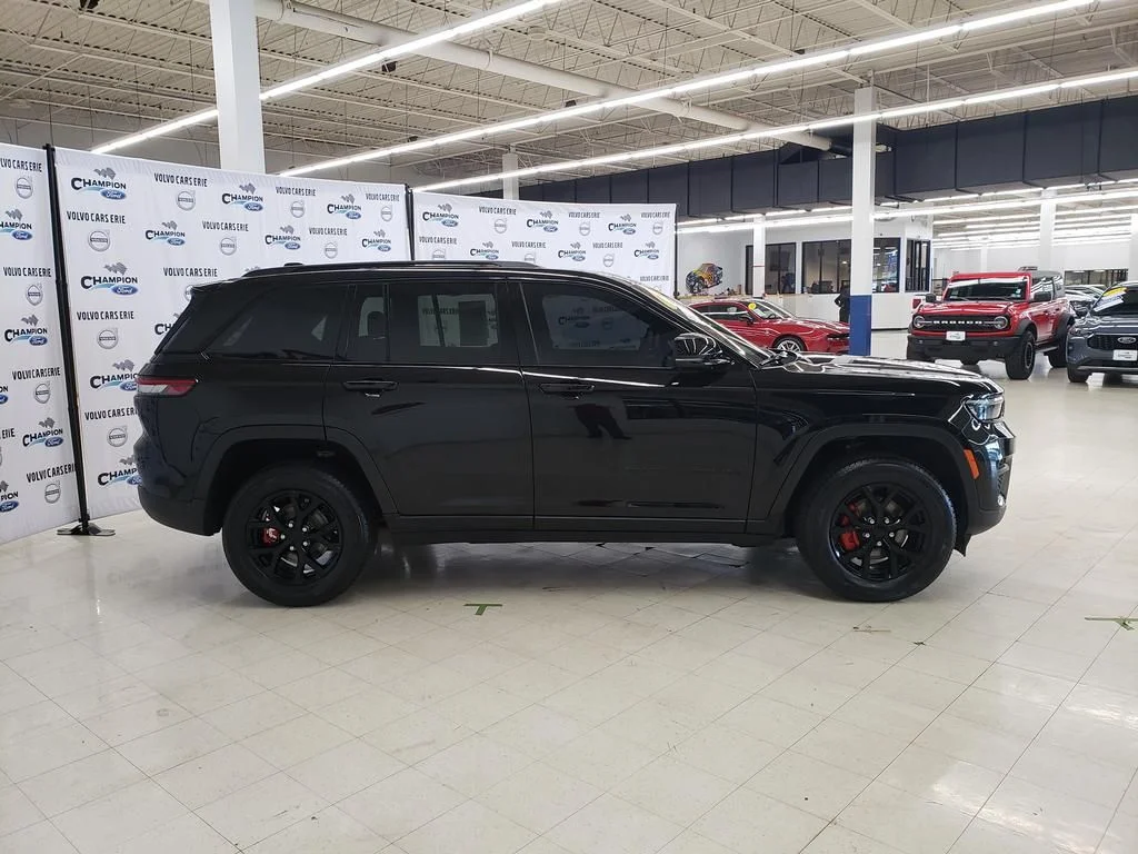 Used 2024 Diamond Black Jeep Altitude X image 5