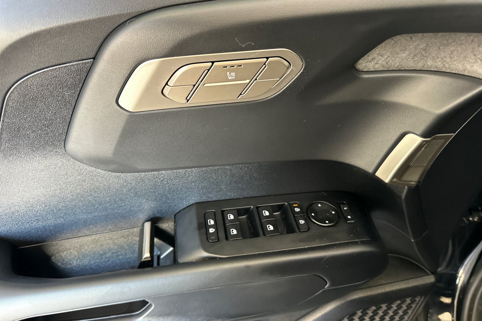 Used 2027 Black Kia S image 11