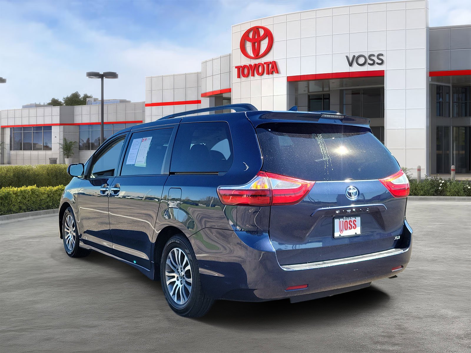 2018 Toyota Sienna XLE 8-Passenger, photo 2 of 12