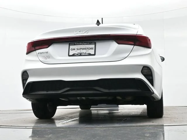 Used 2022 Snow White Pearl Kia LXS image 25