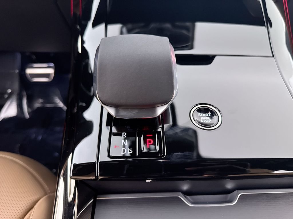 New 2027 Santorini Black Land Rover Dynamic SE image 18