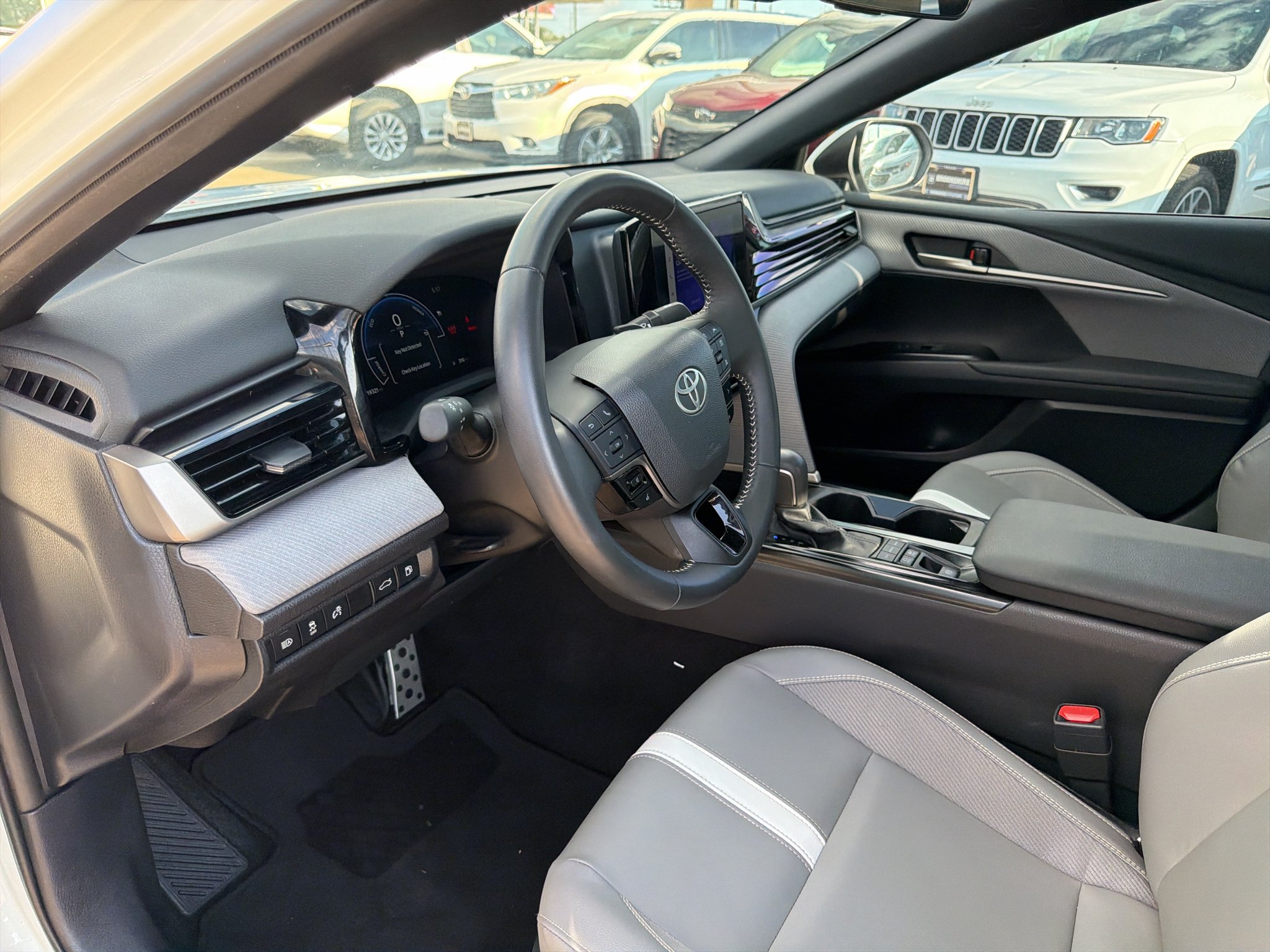 Used 2025 Ice Cap Toyota SE image 29