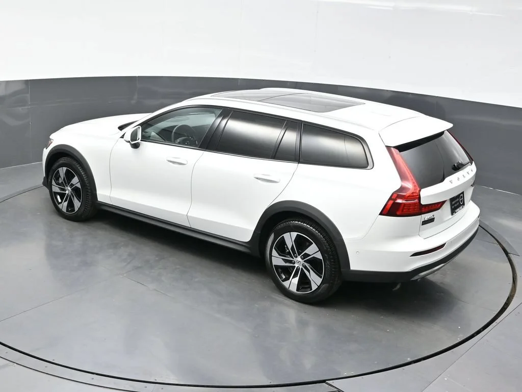 Certified Used 2026 Crystal White Volvo Plus image 35