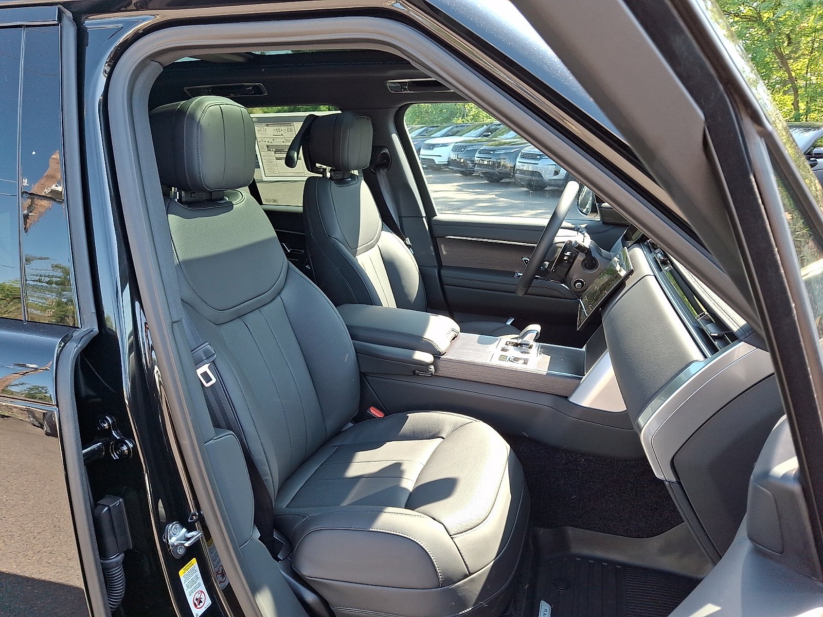 New 2027 Santorini Black Land Rover SE image 4