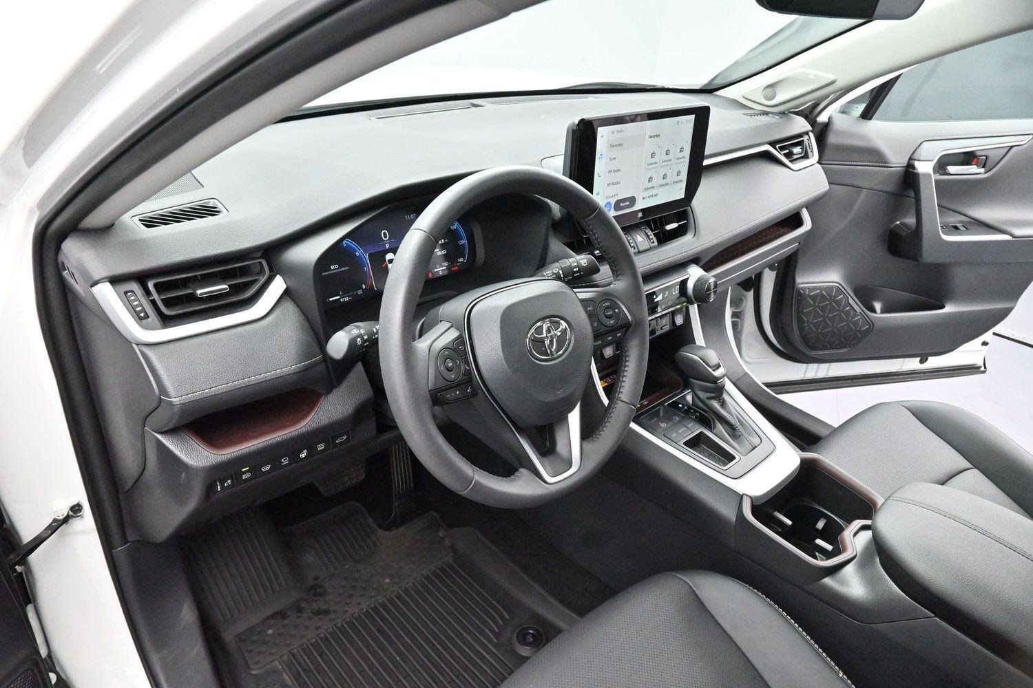 Used 2025 Wind Chill Pearl Toyota Limited image 13