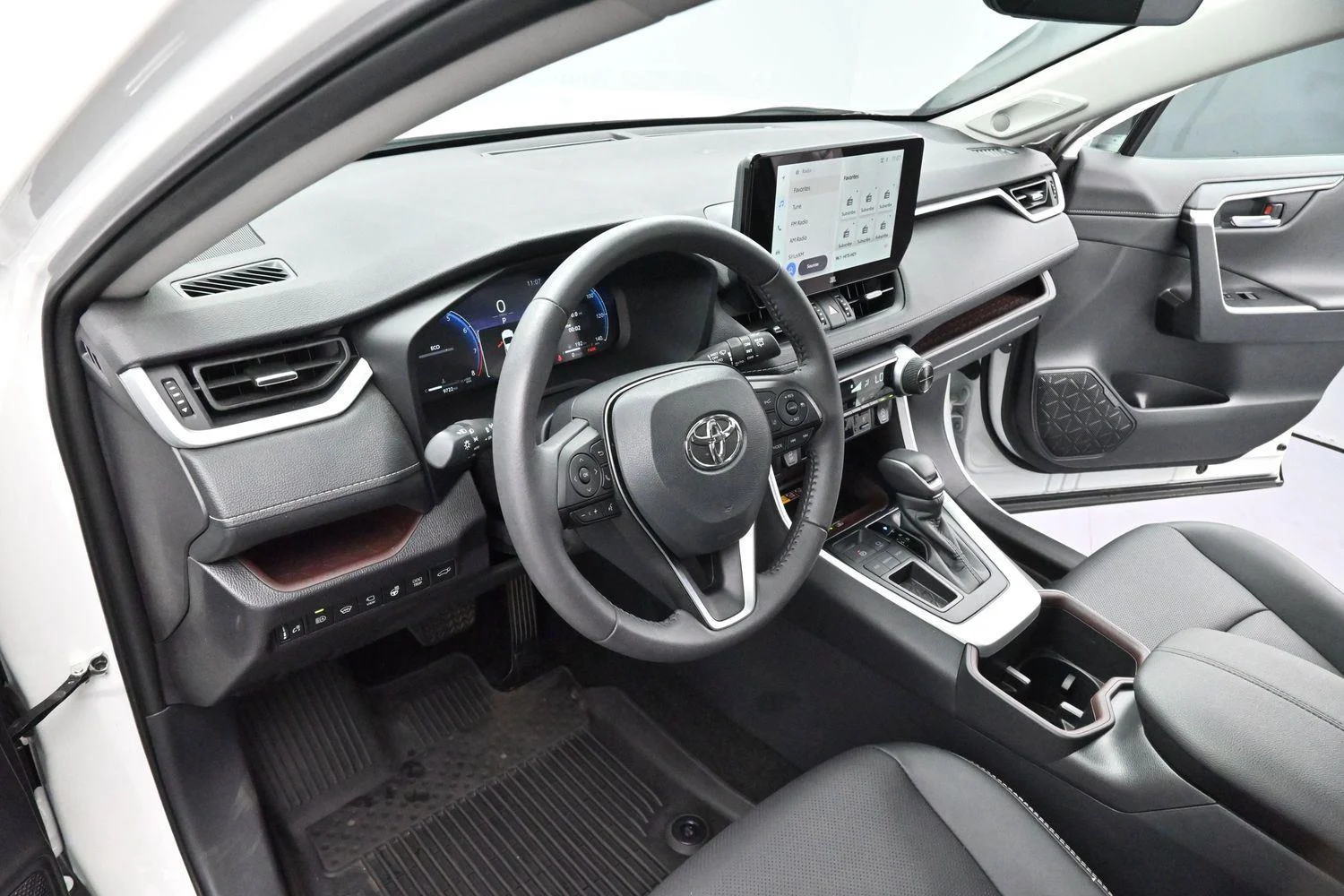 Used 2025 Wind Chill Pearl Toyota Limited image 13