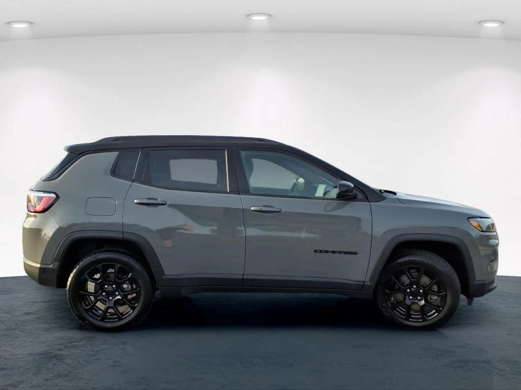 Used 2023 Gray Jeep Latitude image 7
