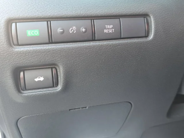 Used 2024 White Nissan SR image 25