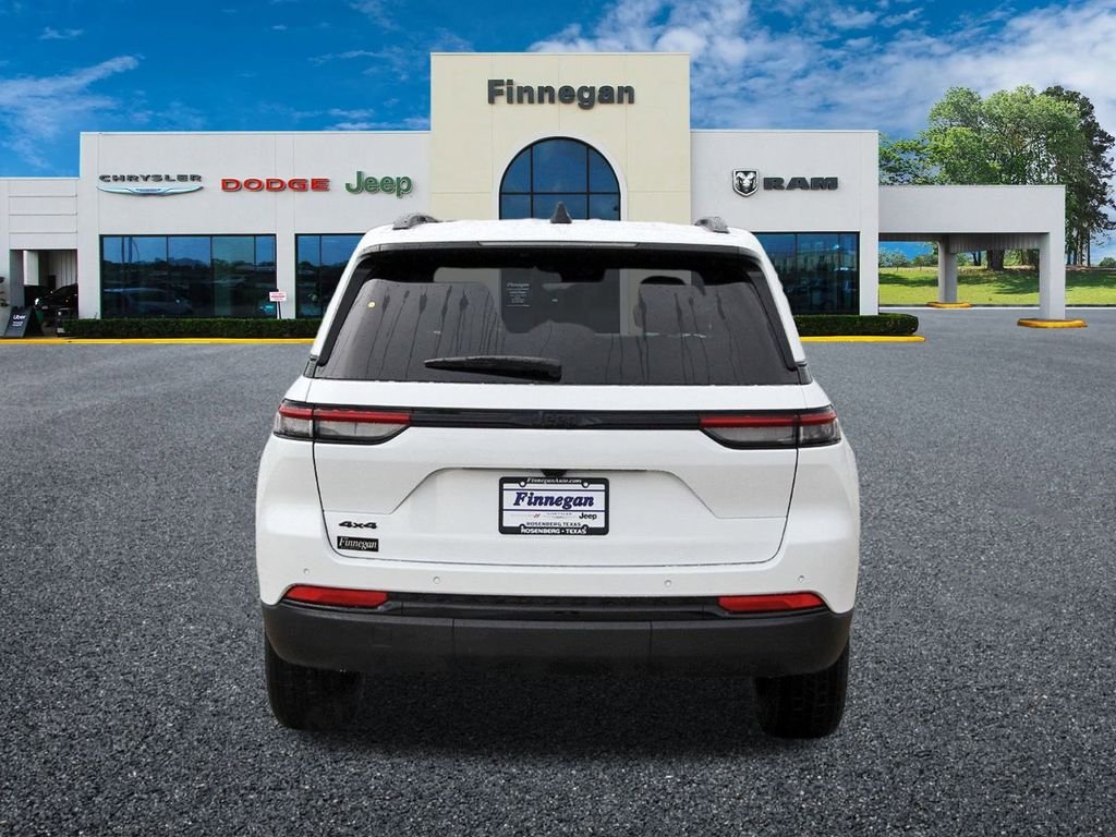 New 2025 Bright White Clear-Coat Exterior Paint Jeep Altitude X image 5