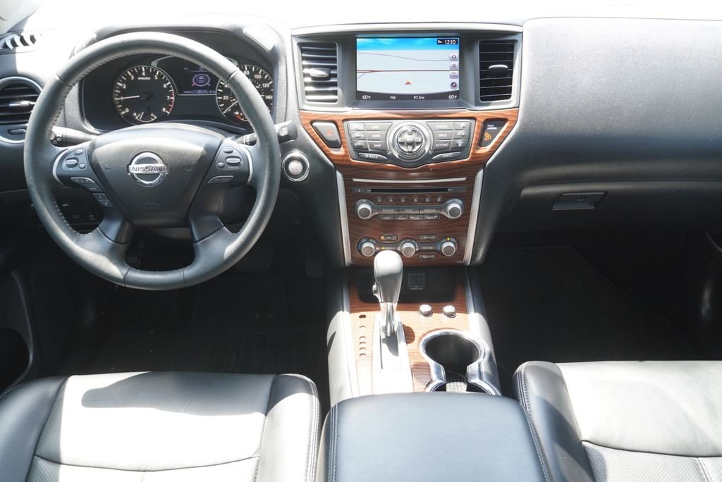 Used 2018 Silver Nissan Platinum image 12