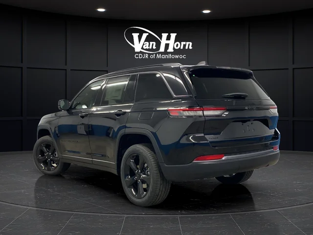 New 2026 Diamond Black Crystal Pearl-Coat Exterior Paint Jeep Limited image 5