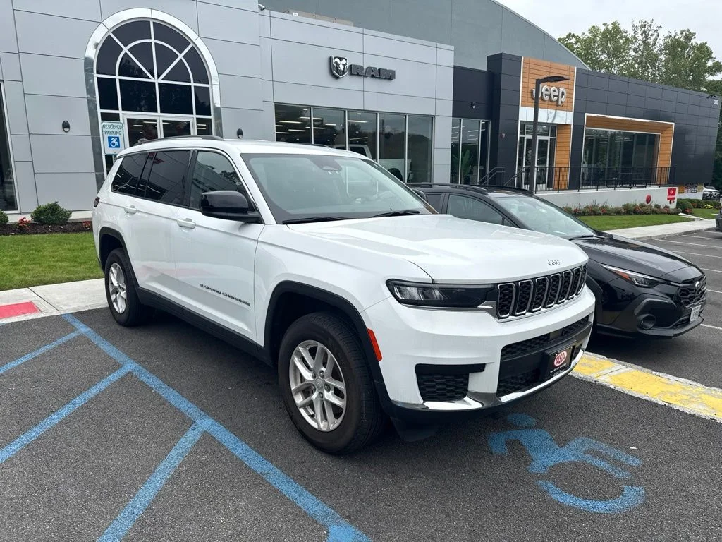 Used 2023 White Jeep Laredo image 2