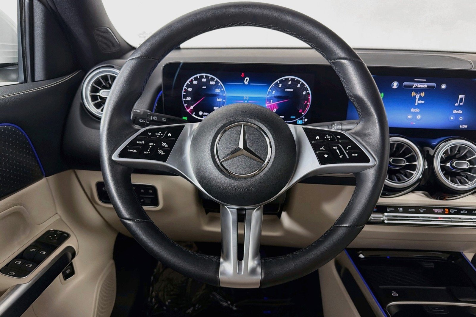 Used 2025 Polar White Mercedes-Benz GLB 250 image 19