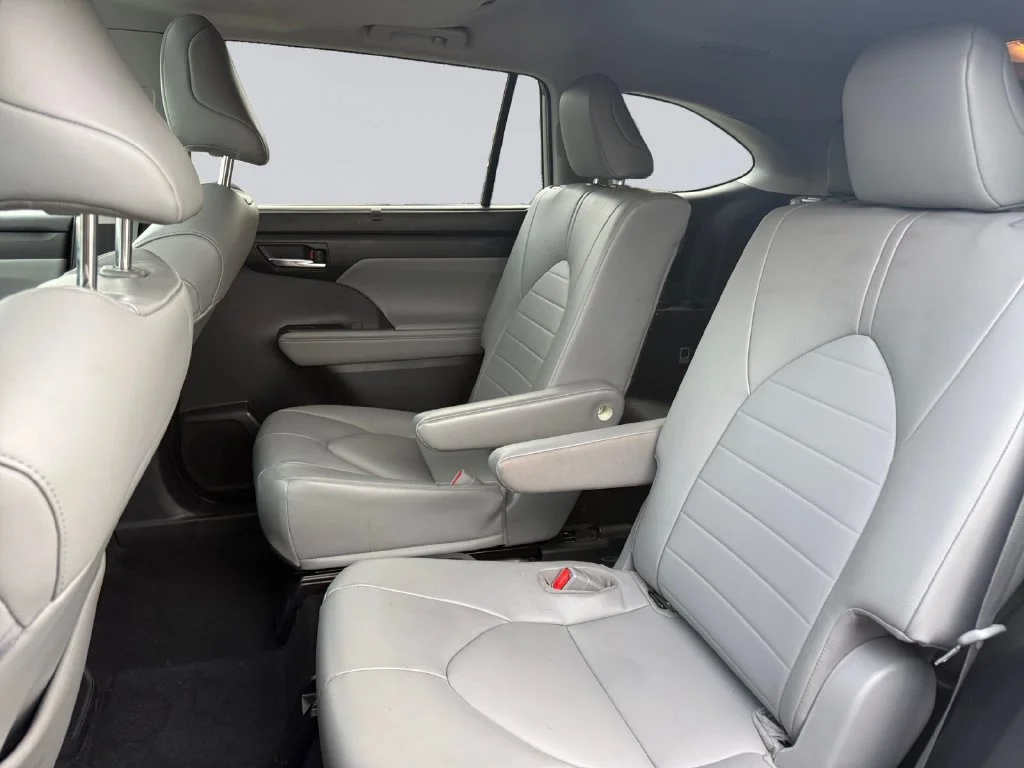 Used 2022 Silver Toyota XLE image 17