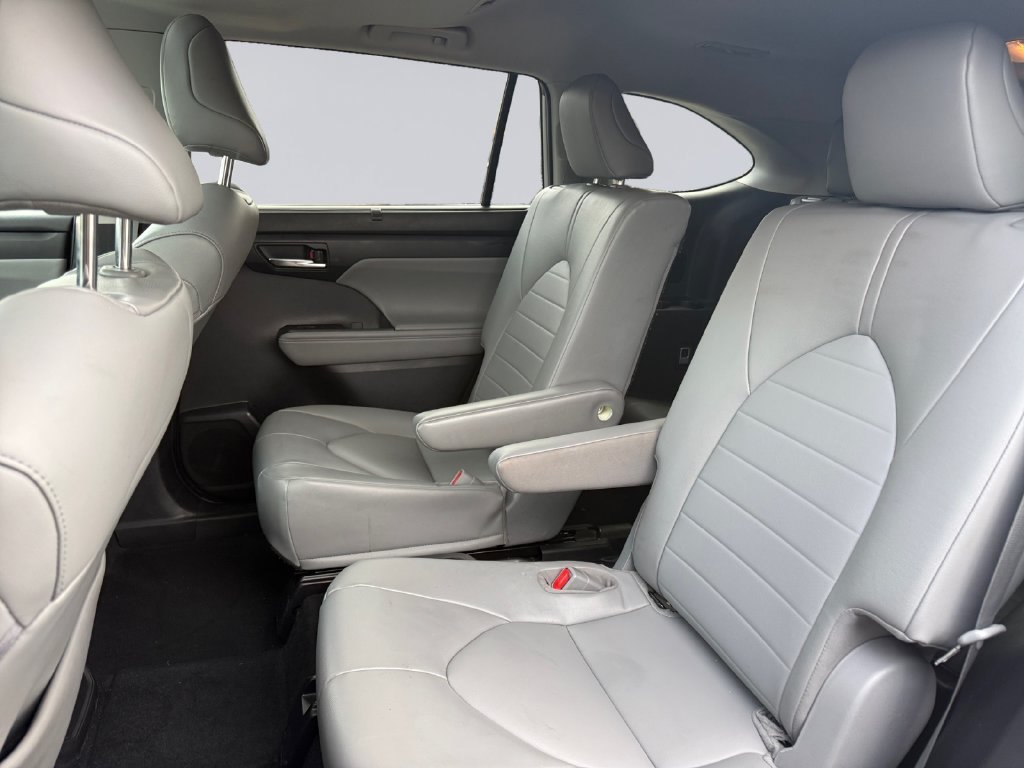 Used 2022 Silver Toyota XLE image 17