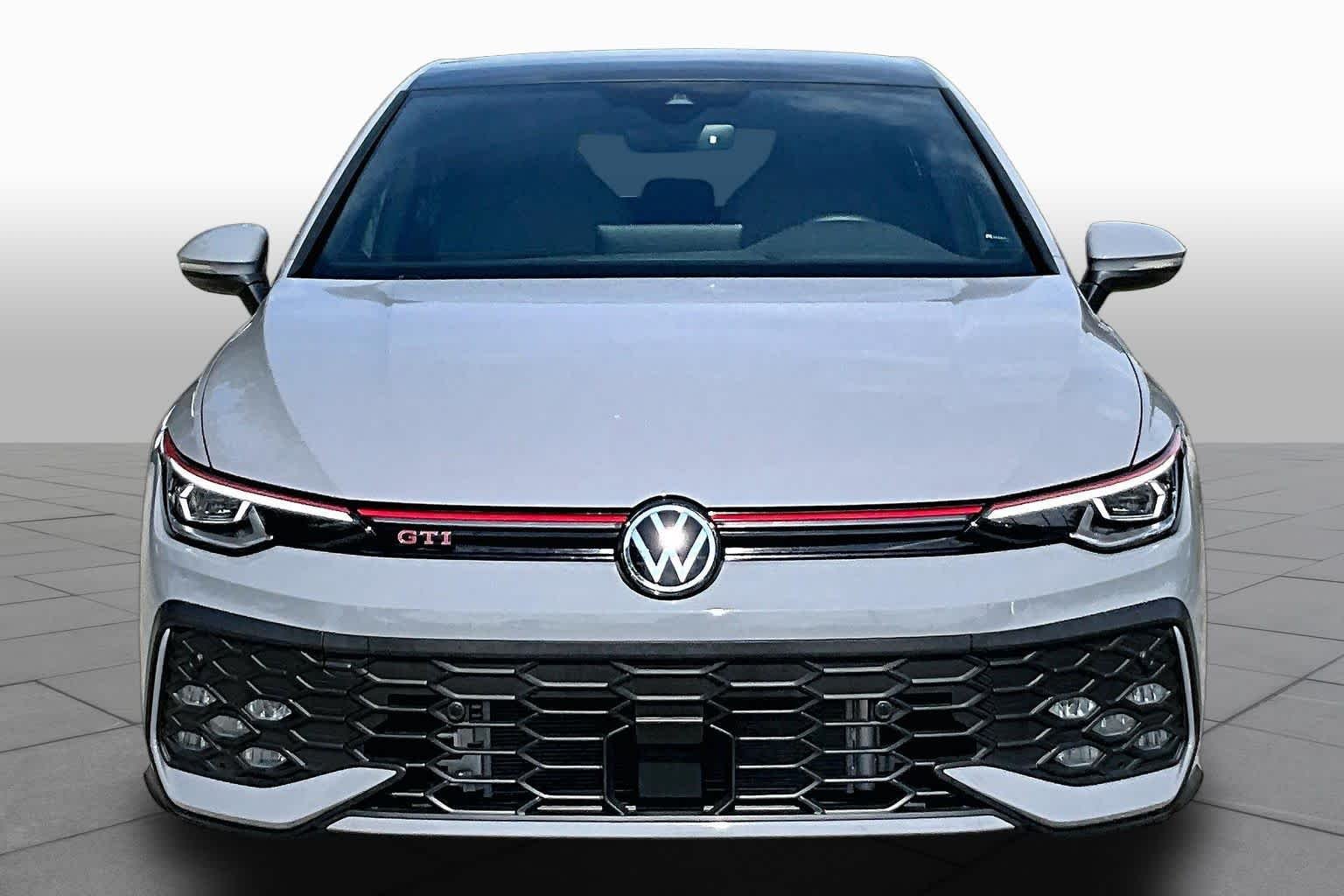 Used 2025 Moonstone Gray Volkswagen SE image 4