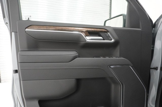 New 2026 Sterling Metallic GMC Elevation image 17