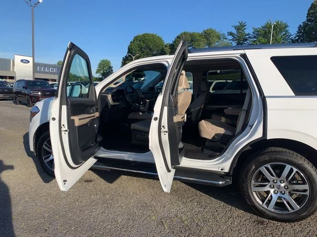 Used 2023 White Ford Limited image 19