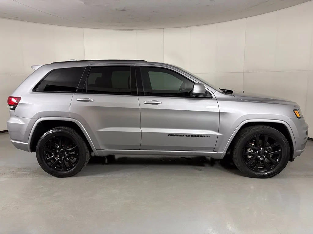 Used 2021 Silver Jeep Laredo X image 9