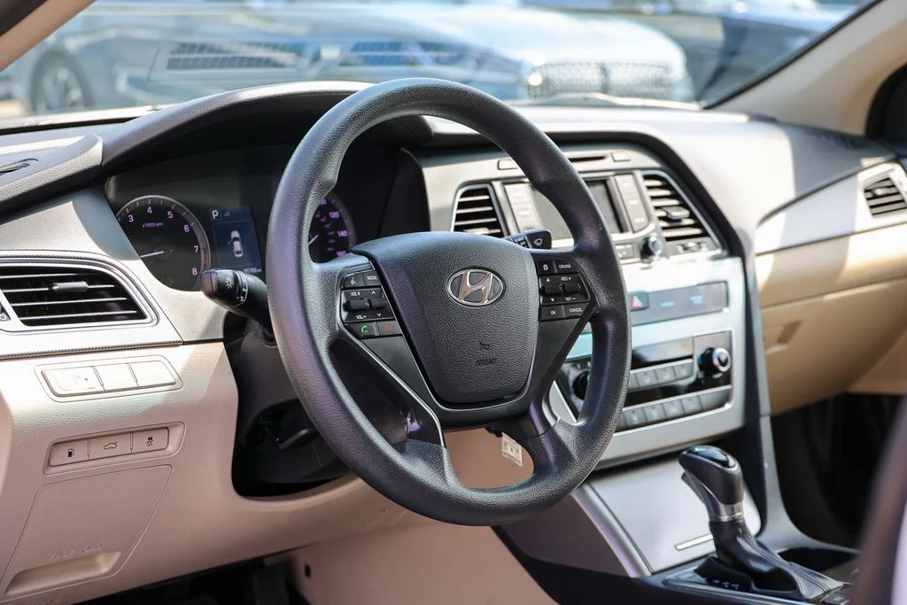 Used 2015 White Hyundai SE image 29