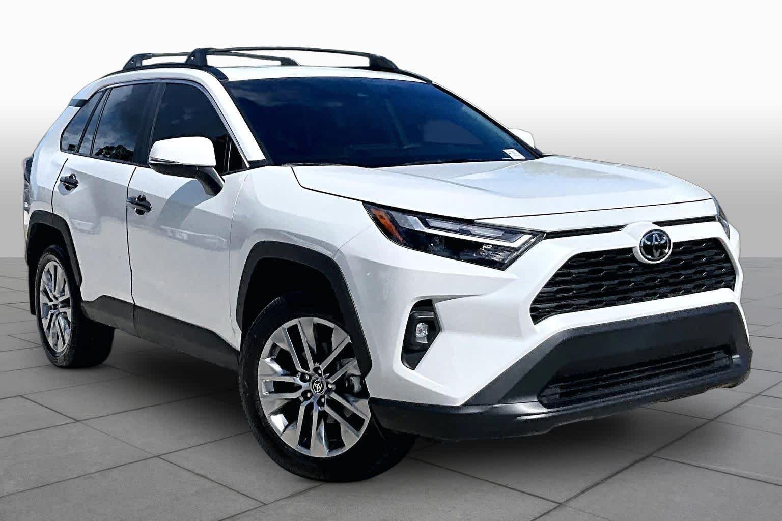 Used 2025 Wind Chill Pearl Toyota XLE Premium image 3