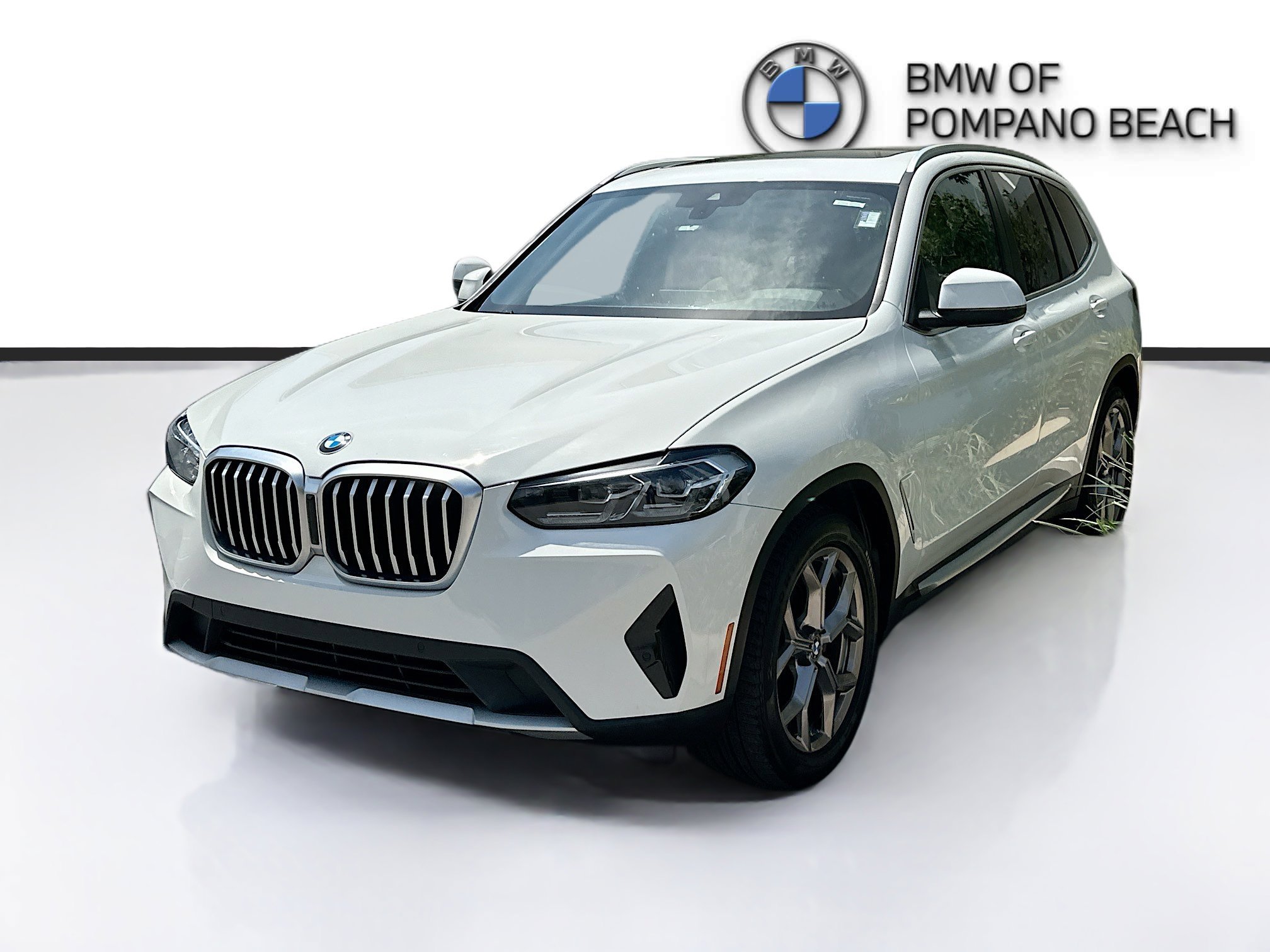 Used 2022 Alpine White BMW sDrive30i image 3