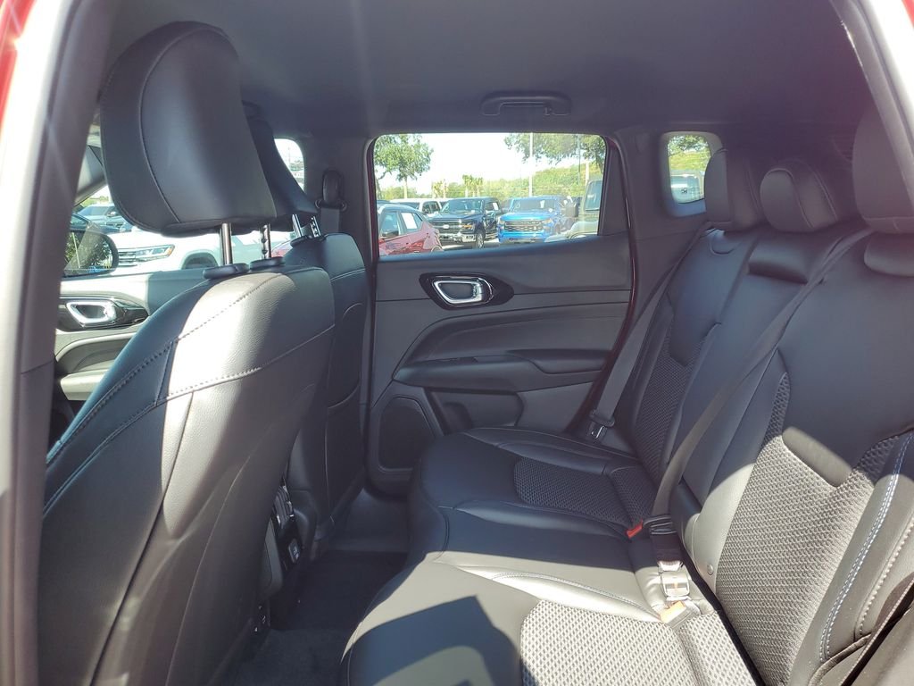 New 2026 Red Hot Pearl-Coat Exterior Paint Jeep Latitude image 8