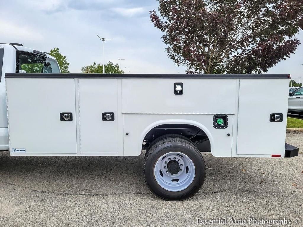New 2025 Oxford White Ford F-450® XL image 19