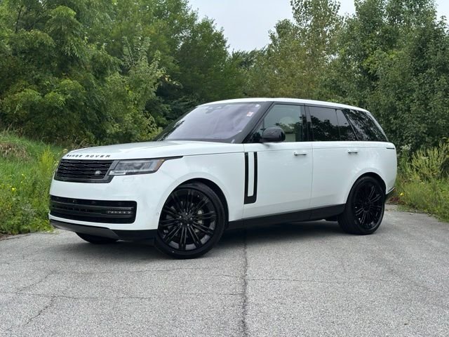 Used 2023 Fuji White Land Rover SE image 1