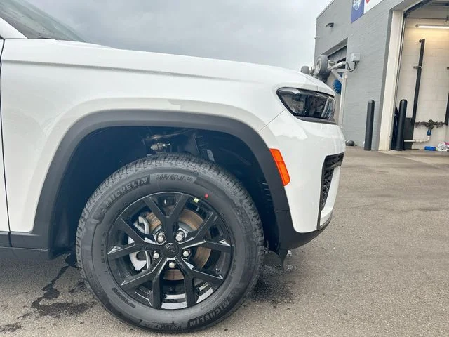 New 2026 Bright White Clear-Coat Exterior Paint Jeep Altitude image 12