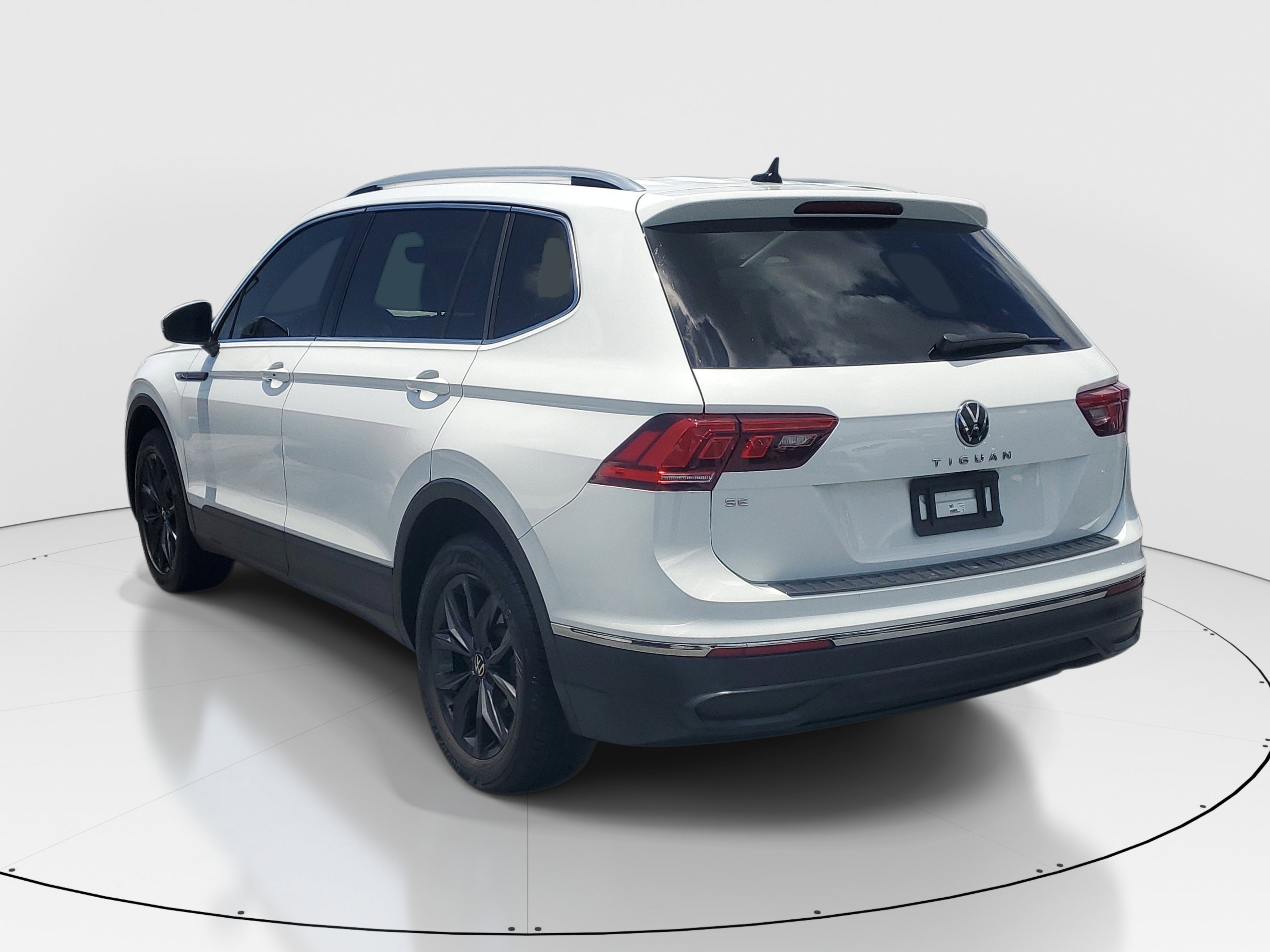 Used 2024 White Volkswagen SE image 5