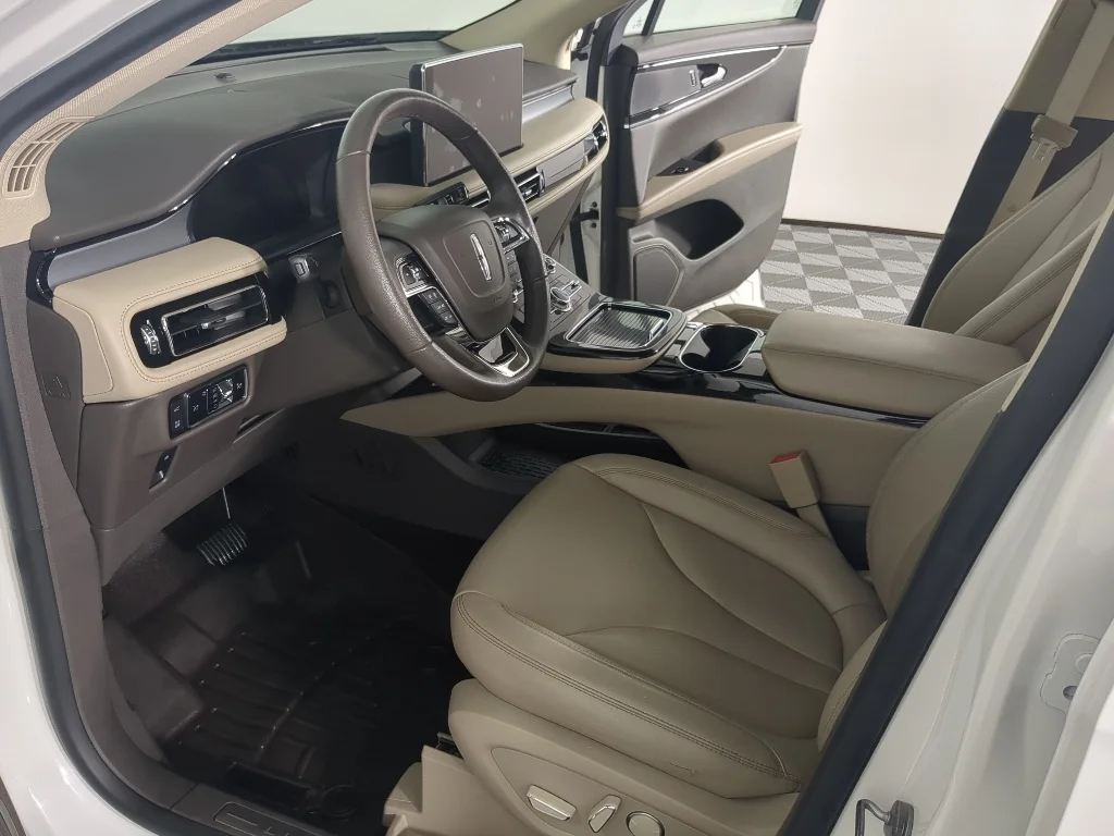 Used 2022 White Lincoln Standard image 11
