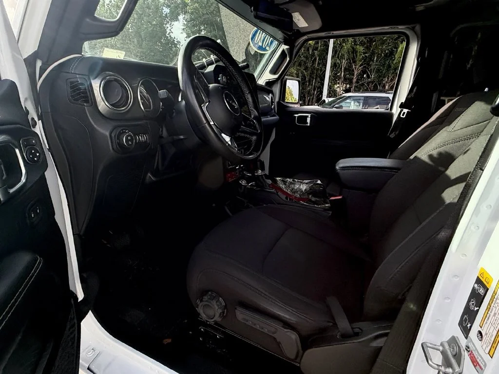 Used 2022 White Jeep Overland image 11