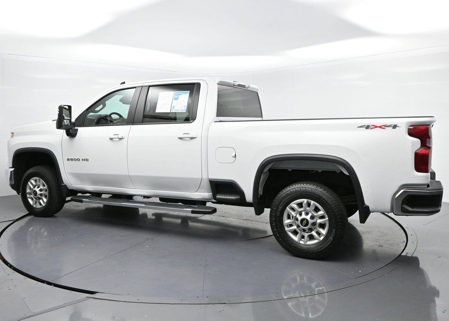 Used 2025 Summit White Chevrolet LT image 5