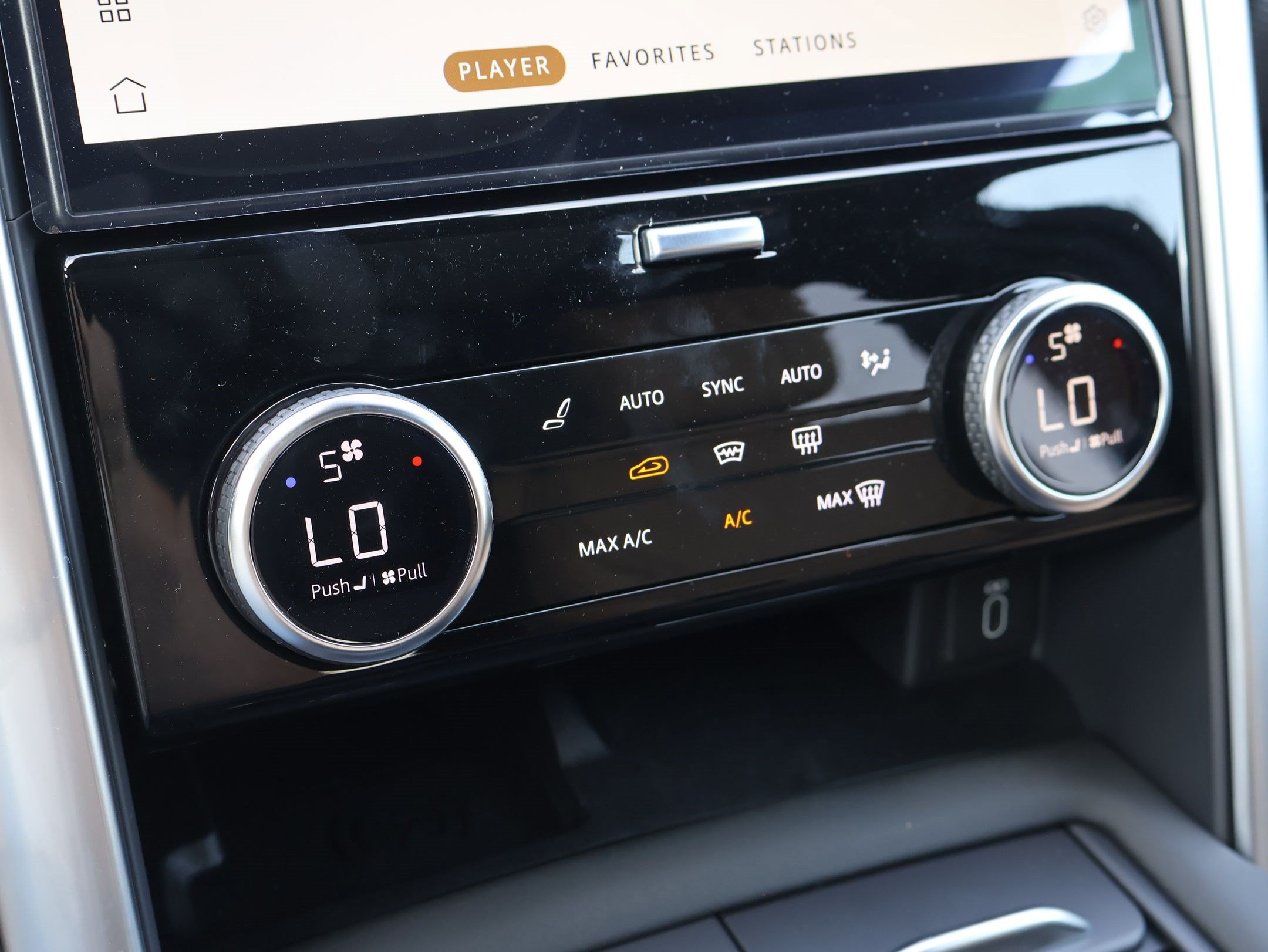 New 2026 Santorini Black LAND ROVER Dynamic SE image 14