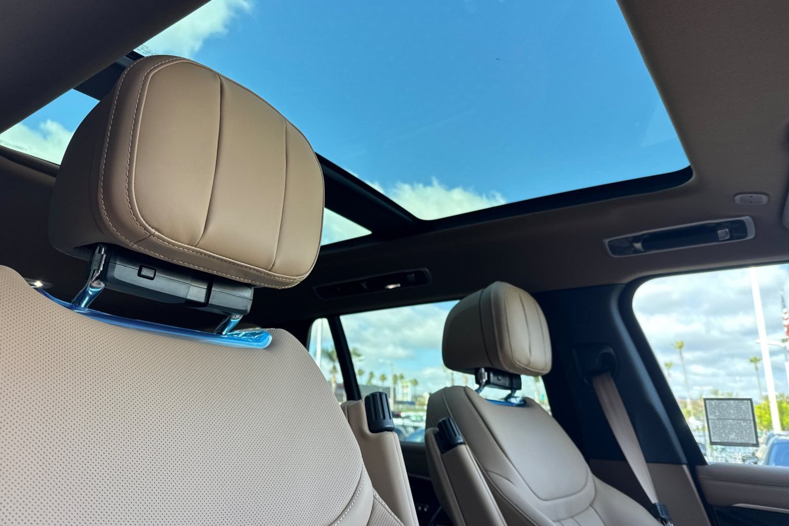 New 2026 Belgravia Green Land Rover SE image 18