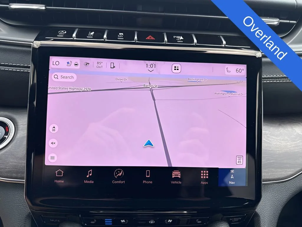 Used 2025  Jeep Overland image 18