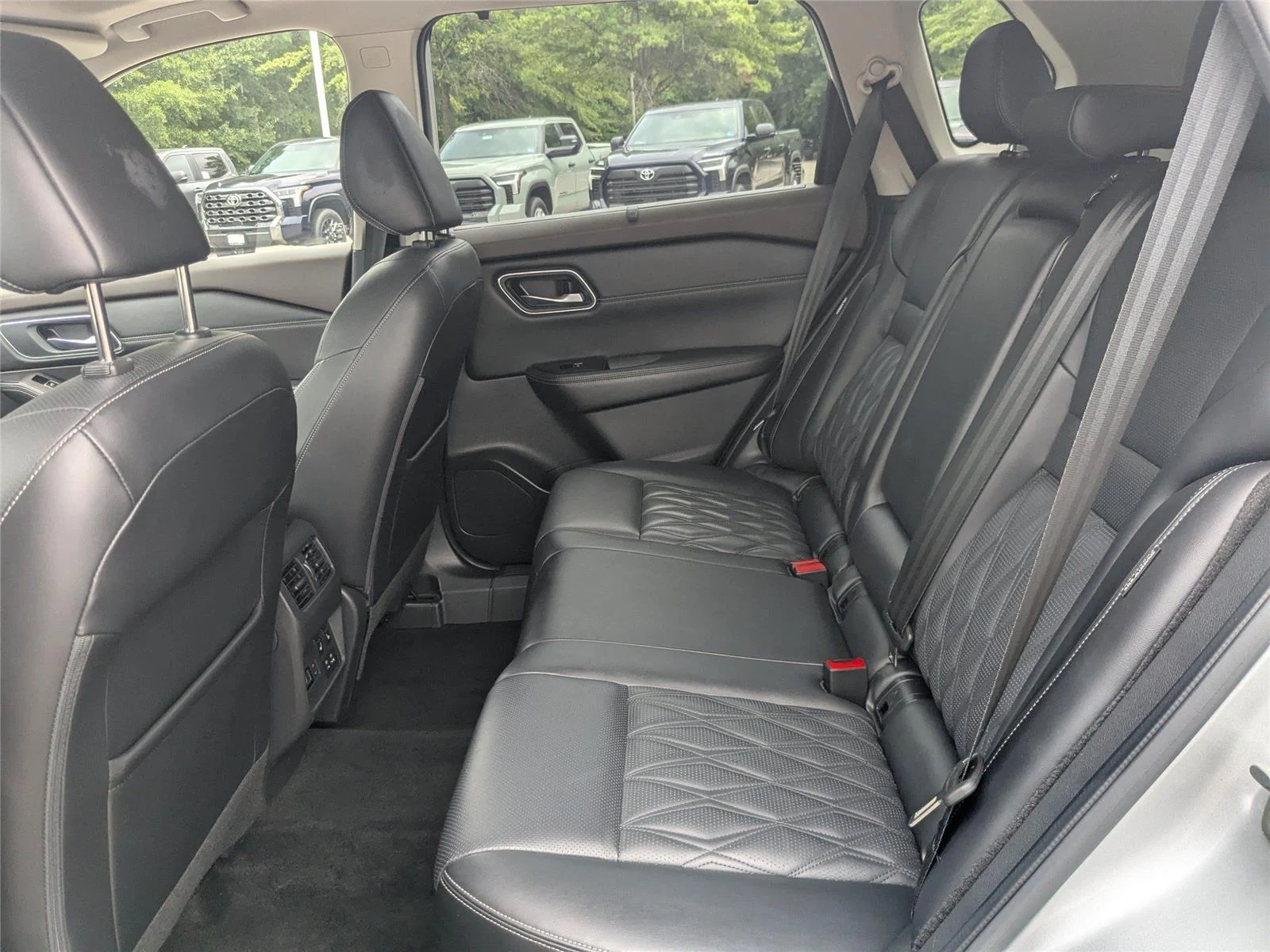 Used 2022 Brilliant Silver Metallic Nissan Platinum image 13