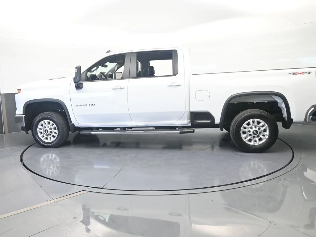 Used 2025 Summit White Chevrolet LT image 2