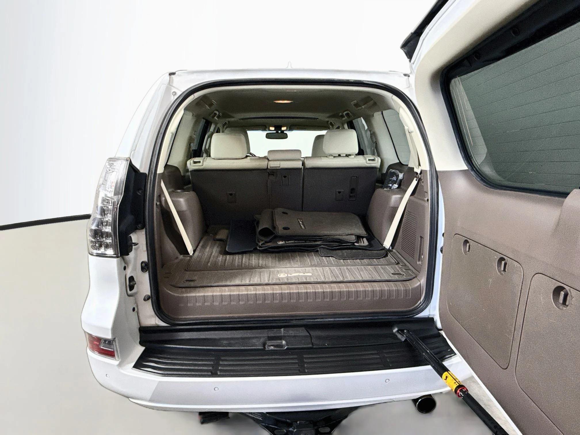 Used 2019 Starfire Pearl Lexus 460 image 25