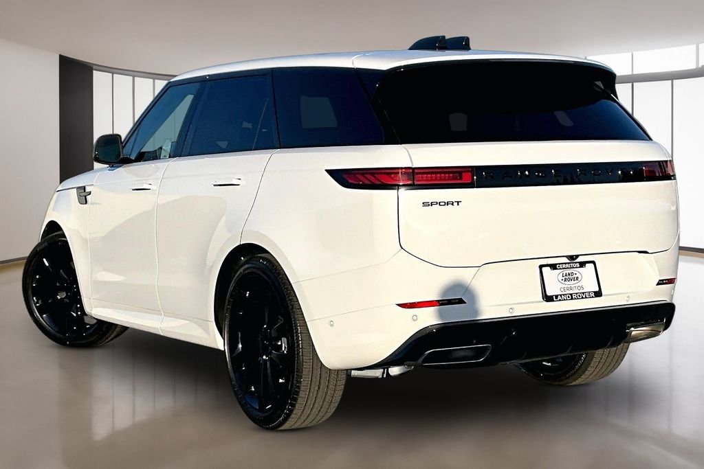 New 2026 FUJI WHITE Land Rover Dynamic SE image 3