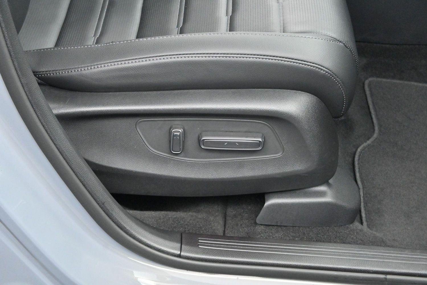 Used 2025 Gray Chrysler Select image 30