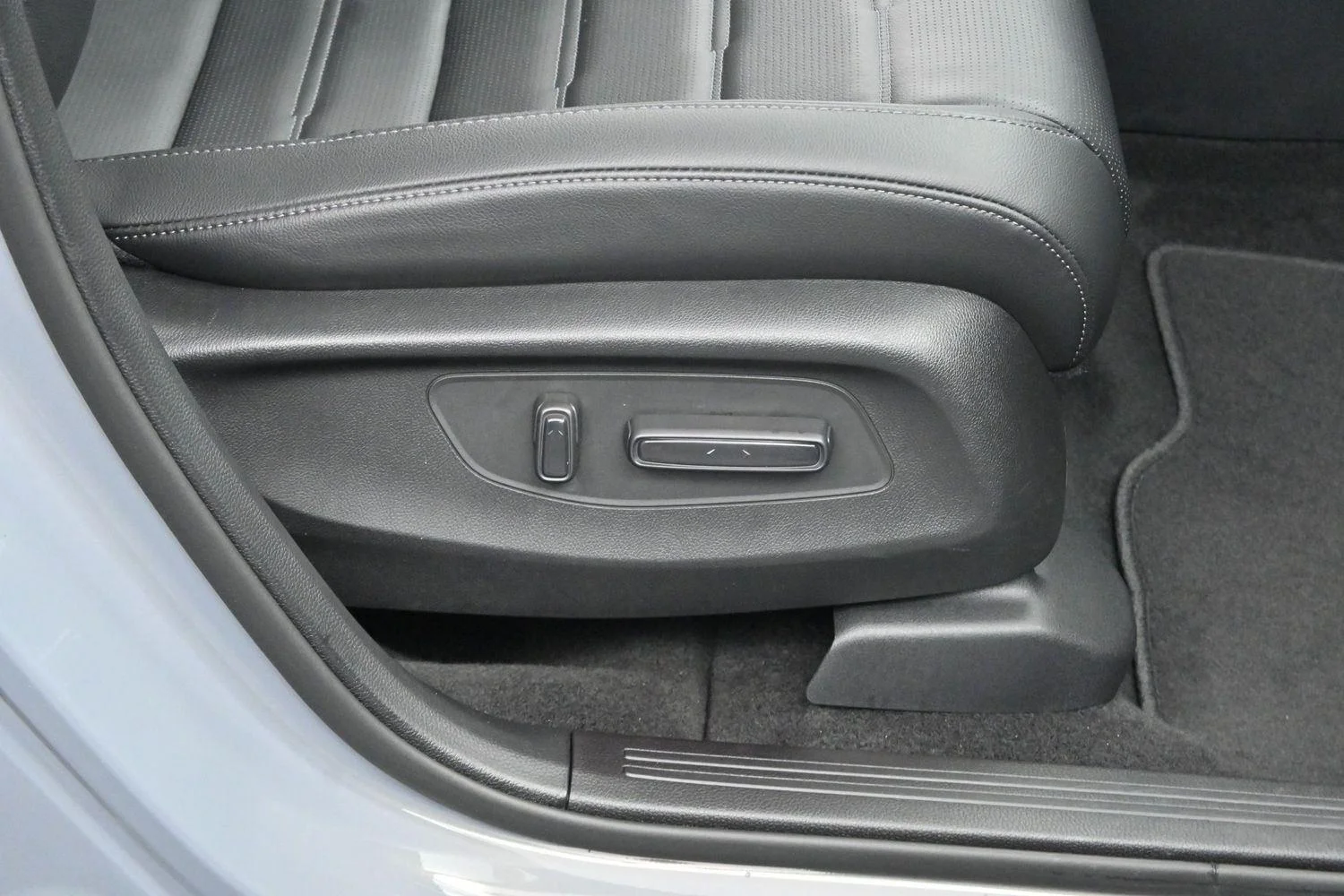 Used 2025 Gray Chrysler Select image 30