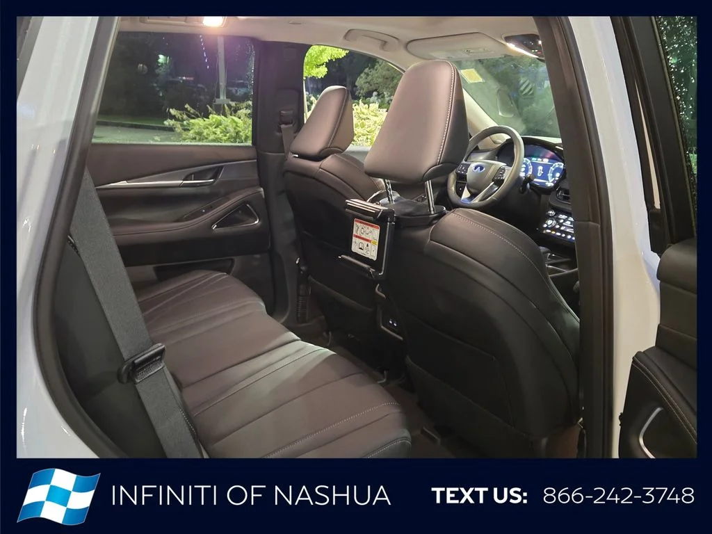 New 2027 RADIANT WHITE INFINITI Luxe AWD image 18