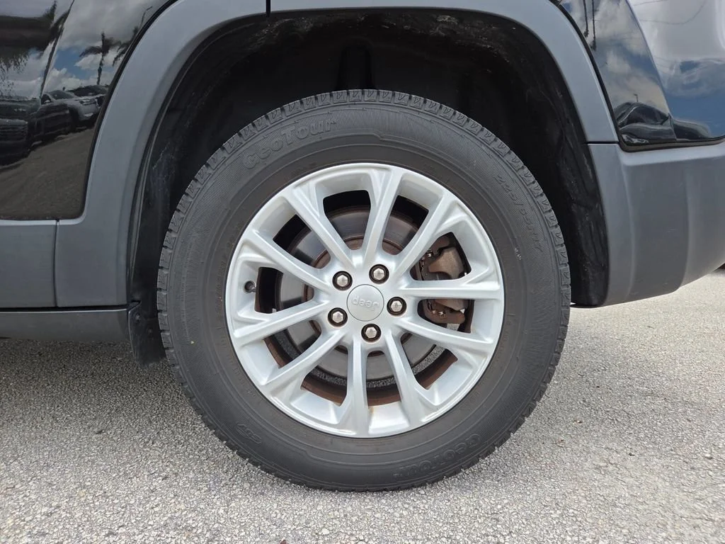 Certified Used 2019 Diamond Black Crystal Pearlcoat Jeep Latitude image 20