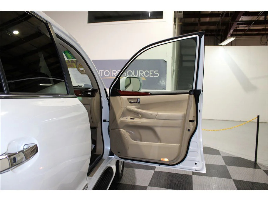 2011 Lexus LX 570 - Photo 29