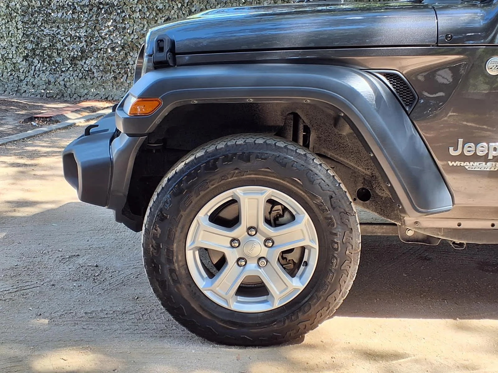 Used 2019  Jeep Sport S image 10