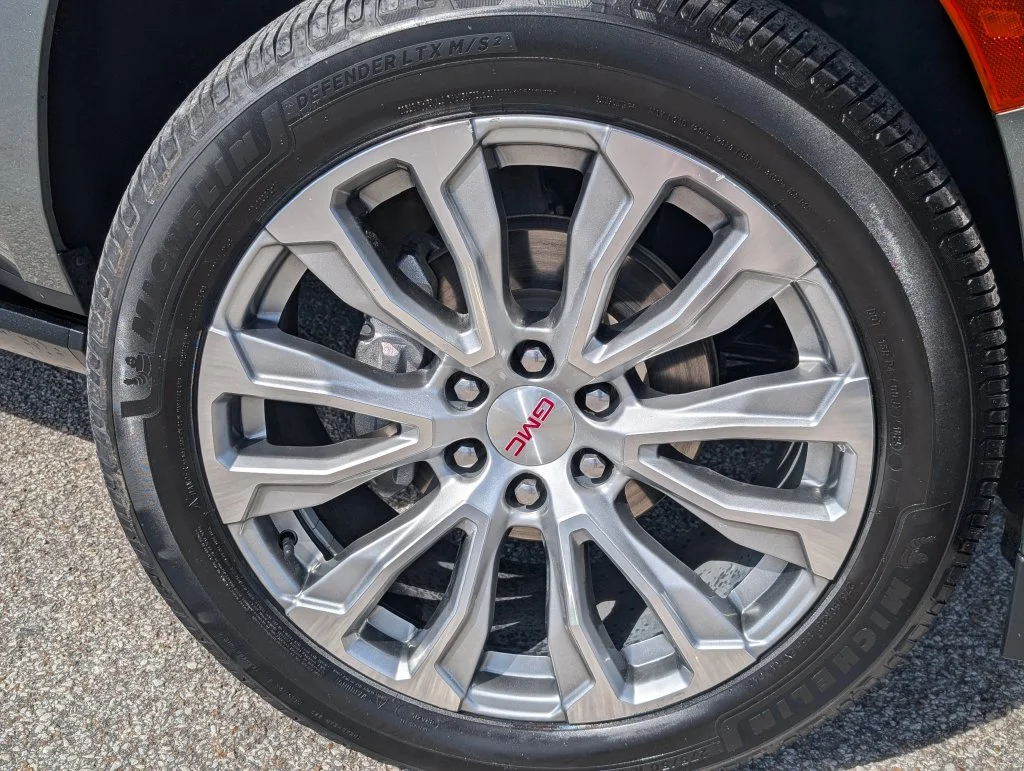 Used 2023 Green GMC Denali image 11